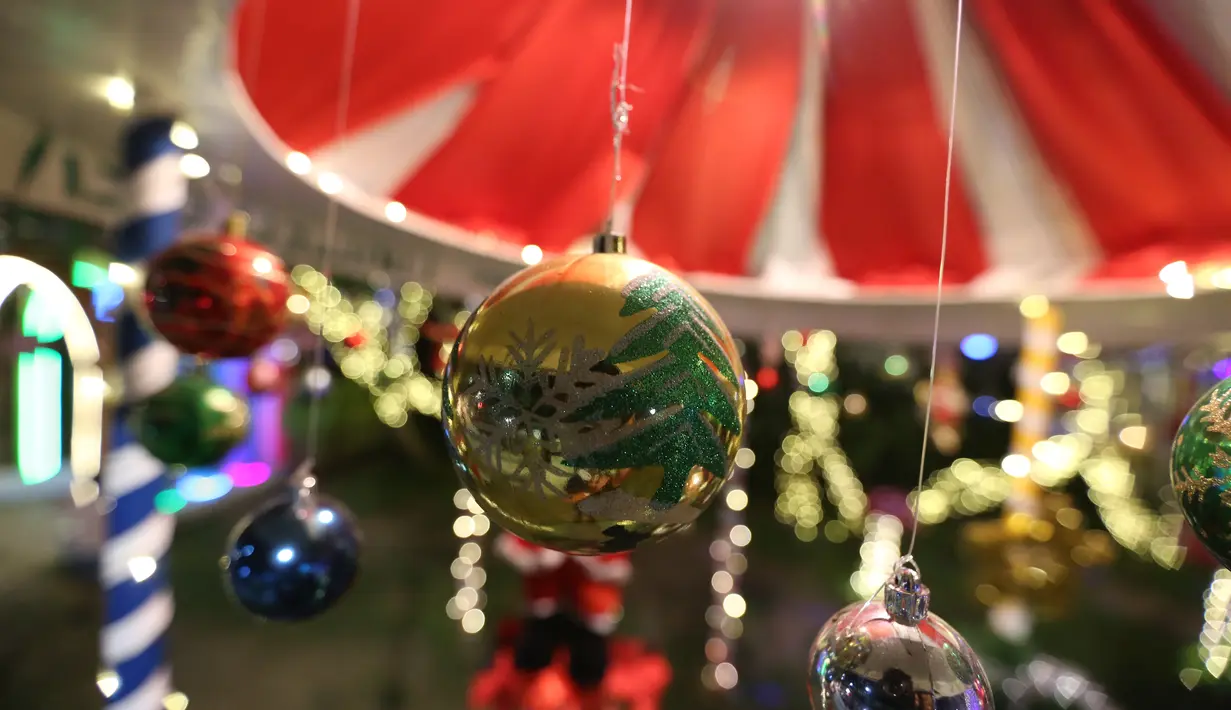 Dekorasi Natal dan aksesoris lainnya terlihat di Yangon, Myanmar (10/12/2020). Berbagai dekorasi hingga akseoris dipasang untuk menyambut Natal di kota tersebut. (Xinhua/U Aung)