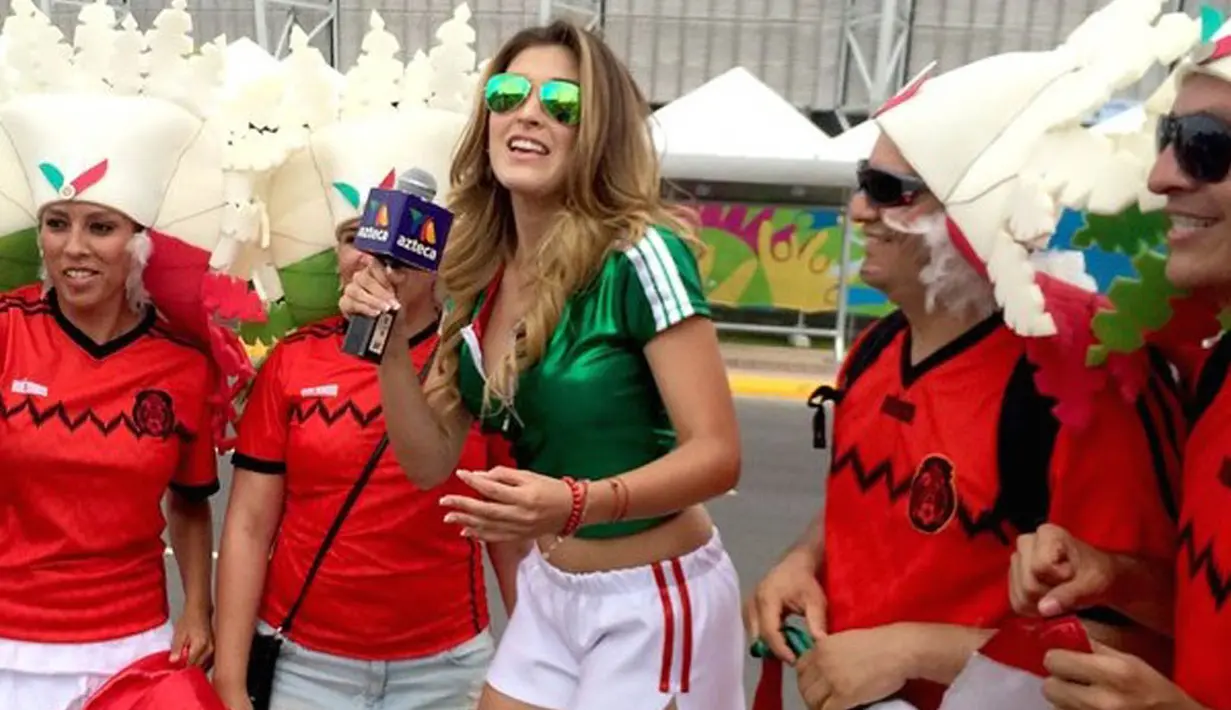 Dari ribuan wartawan di Piala Dunia 2014, Mariana Gonzales, menjadi salah satu reporter seksi (www.totalprosports.com) 