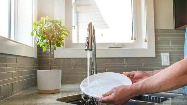 Mudah Diterapkan, Ini 5 Cara Menghilangkan Lemak Membandel Pada Peralatan Dapur Bekas Pakai