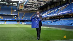 Pelatih baru Chelsea, Maurizio Sarri berpose dengan jersey tim usai konferensi pers di Stamford Bridge di London (18/7). Pria Italia 59 ini resmi menjadi manajer Chelsea selama tiga musim. AP Photo/Kirsty Wigglesworth)