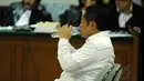 Anas Urbaningrum diberi waktu untuk minum disela-sela pembacaan nota pembelaan dirinya di Pengadilan Tipikor Jakarta, (18/9/2014). (Liputan6.com/Helmi Fithriansyah)