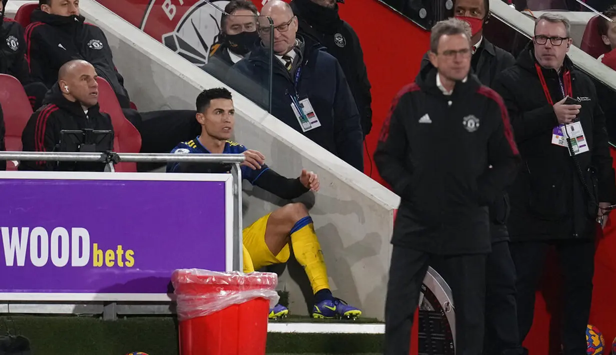 Pemain Manchester United Cristiano Ronaldo duduk menonton pertandingan timnya melawan Brentford usai diganti pada pertandingan sepak bola Liga Inggris di Brentford Community Stadium, London, 19 Januari 2022. Manchester United menang 3-1. (AP Photo/Matt Dunham)