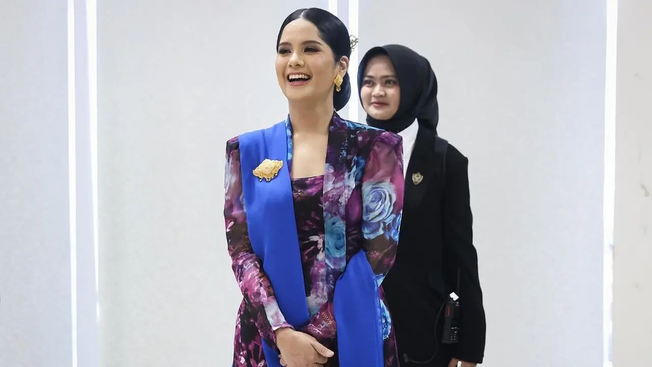 6 Pesona Anggun Annisa Pohan Kenakan Kebaya Kutubaru Floral saat Dampingi AHY Melantik Pejabat Kementerian ATR/BPN