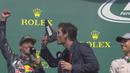 Mantan pebalap F1 asal Australia, Mark Webber, meminum sampanye dari sepatu Daniel Ricciardo sebelum mewawancarai para juara di podium F1 GP Belgia di Sirkuit Spa-Francorchamps, Minggu (28/8/2016). (Bola.com/Twitter/F1)