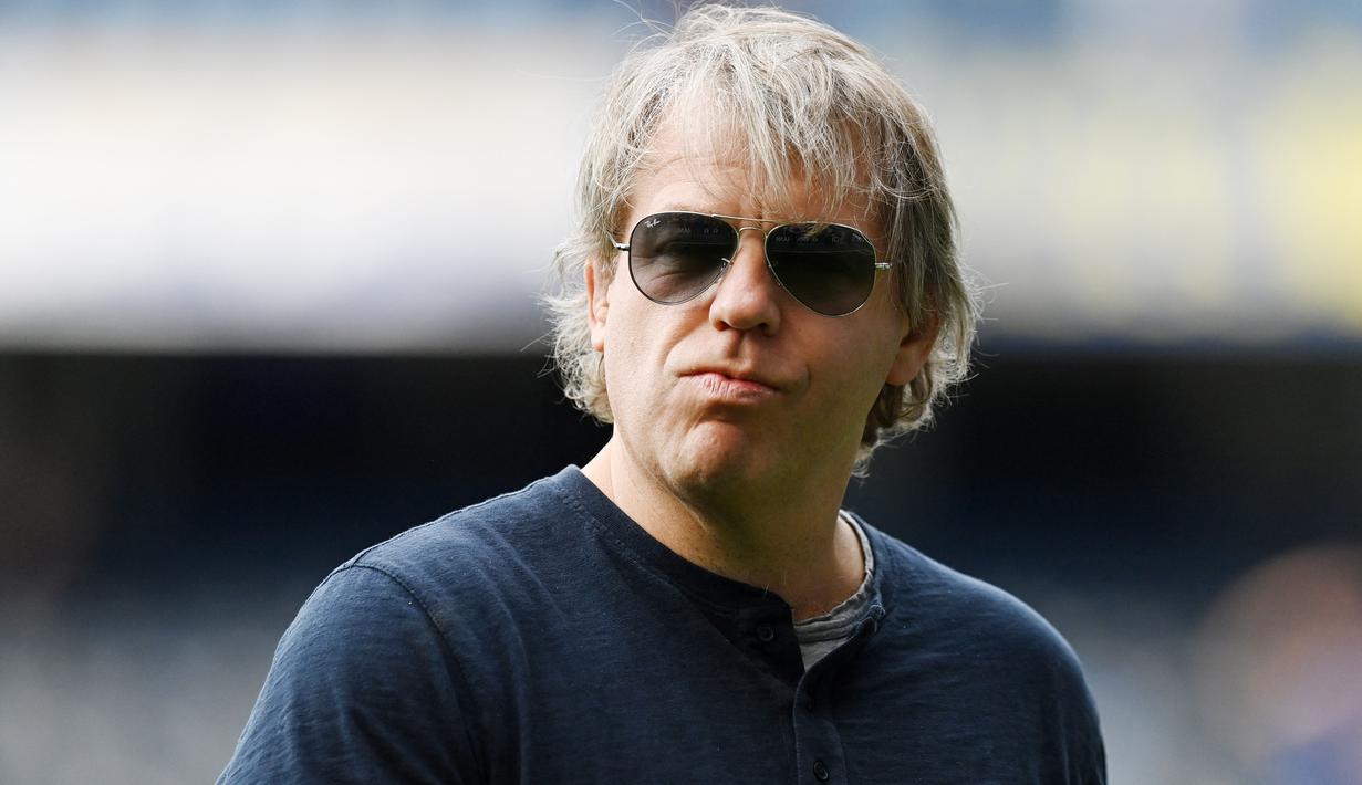 Todd Boehly juga menempatkan dirinya masuk dalam jajaran bos klub sepak bola kaya raya di dunia. Pemilik baru Chelsea ini memiliki kekayaan sebesar 10,86 miliar pounds atau setara Rp195,6 triliun. (AFP/Glyn Kirk)