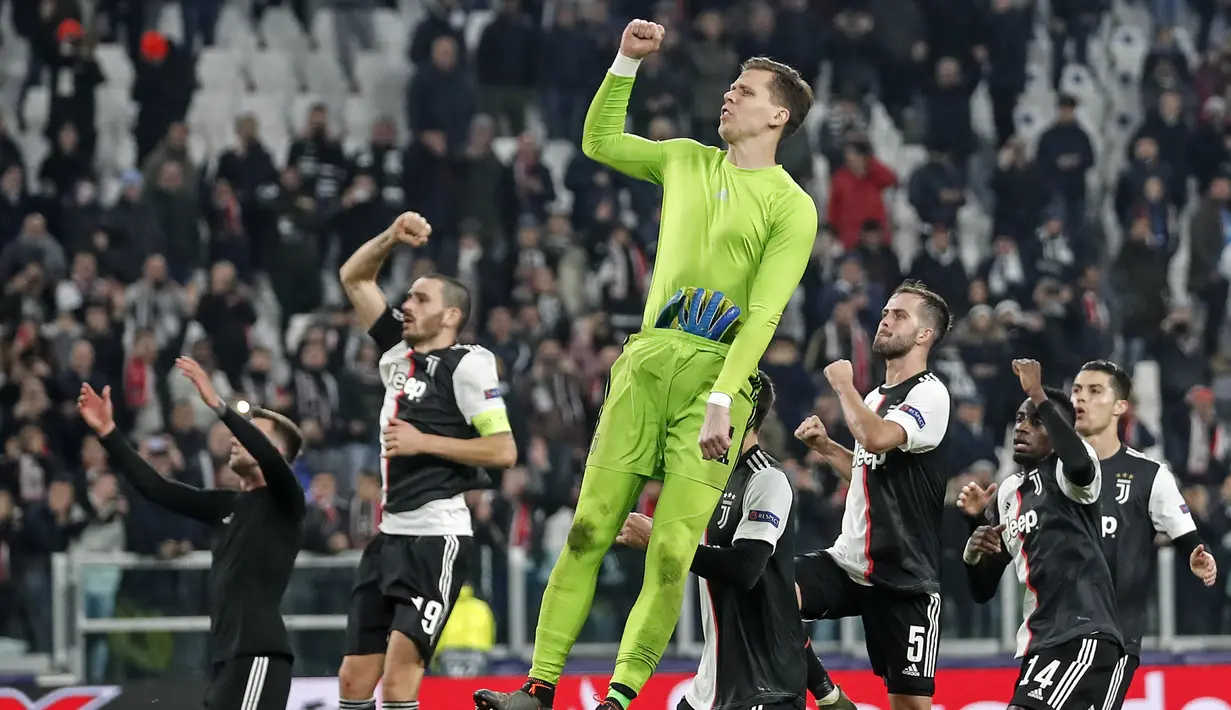 Para pemain Juventus merayakan kemenangan usai pertandingan melawan Atletico Madrid pada Grup D Liga Champions di stadion Allianz di Turin, Italia (26/11/2019). Juventus menang tipis atas Atletico Madrid 1-0. (AP Photo/Antonio Calanni)