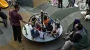 Anak-anak bermain di Taman Sambas Asri, Jakarta, Sabtu (18/6/2022). Menteri Pariwisata dan Ekonomi Kreatif Sandiaga Salahuddin Uno mendeklarasikan Taman Rekreasi Aman, Nyaman, dan Menyenangkan untuk memastikan keamanan dan keselamatan warga maupun wisatawan. (Liputan6.com/Johan Tallo)