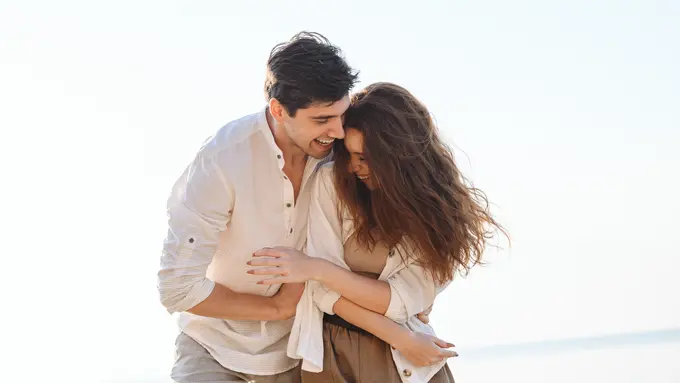 perempuan dan pasangan yang di pantai