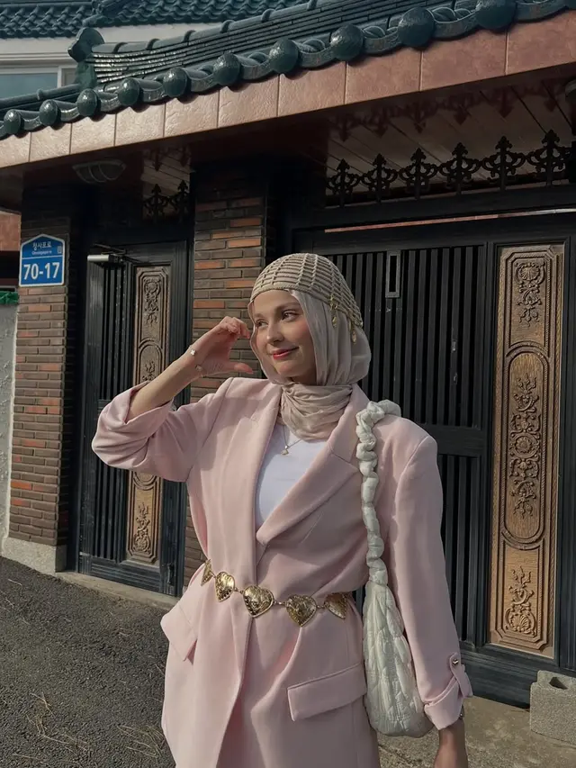 6 Potret Gaya Fashion Hijab Tugba Kiara, Aksesori Anting Bikin Look Stand Out