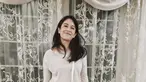 Dian Sastro tampil kasual dengan atasan lengan panjang wsrna nude, dipadukan skirt panjang plisket warna abu-abu. Ia puj mengenakan heels dsn sling bag putihnya. @therealdisastr