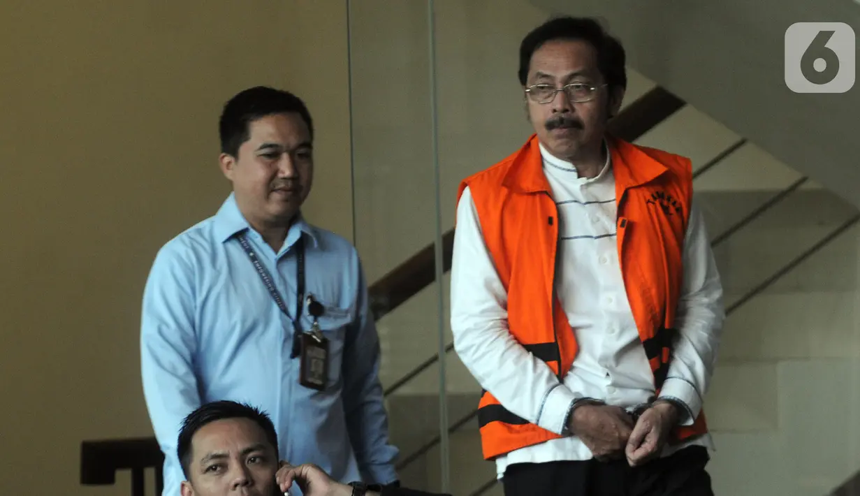 Gubernur Kepulauan Riau (Kepri) nonaktif Nurdin Basirun usai menjalani pemeriksaan di Gedung KPK, Jakarta, Kamis (7/11/2019). Nurdin Basirun  diperiksa sebagai tersangka untuk melengkapai berkas terkait aliran suap izin lokasi rencana reklamasi di wilayah Kepulauan Riau. (merdeka.com/Dwi Narwoko)