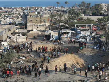 Warga memeriksa kerusakan di lokasi serangan Israel terhadap kamp pengungsian sementara di Mawasi Khan Yunis di Jalur Gaza pada 10 September 2024. (Bashar TALEB/AFP)