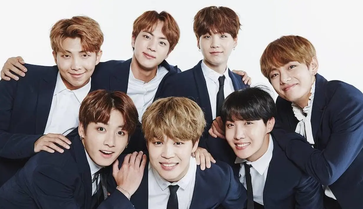 Sedangkan DNA berada di posisi 49, lagu ini dinilai sebagai lagu yang mudah diingat. Billboard juga memuji suara gitar akustik dan siulan yang ada di lagu ini. (Foto: Soompi.com)