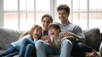 Aktivitas Online Keluarga di Rumah. (Shutterstock)