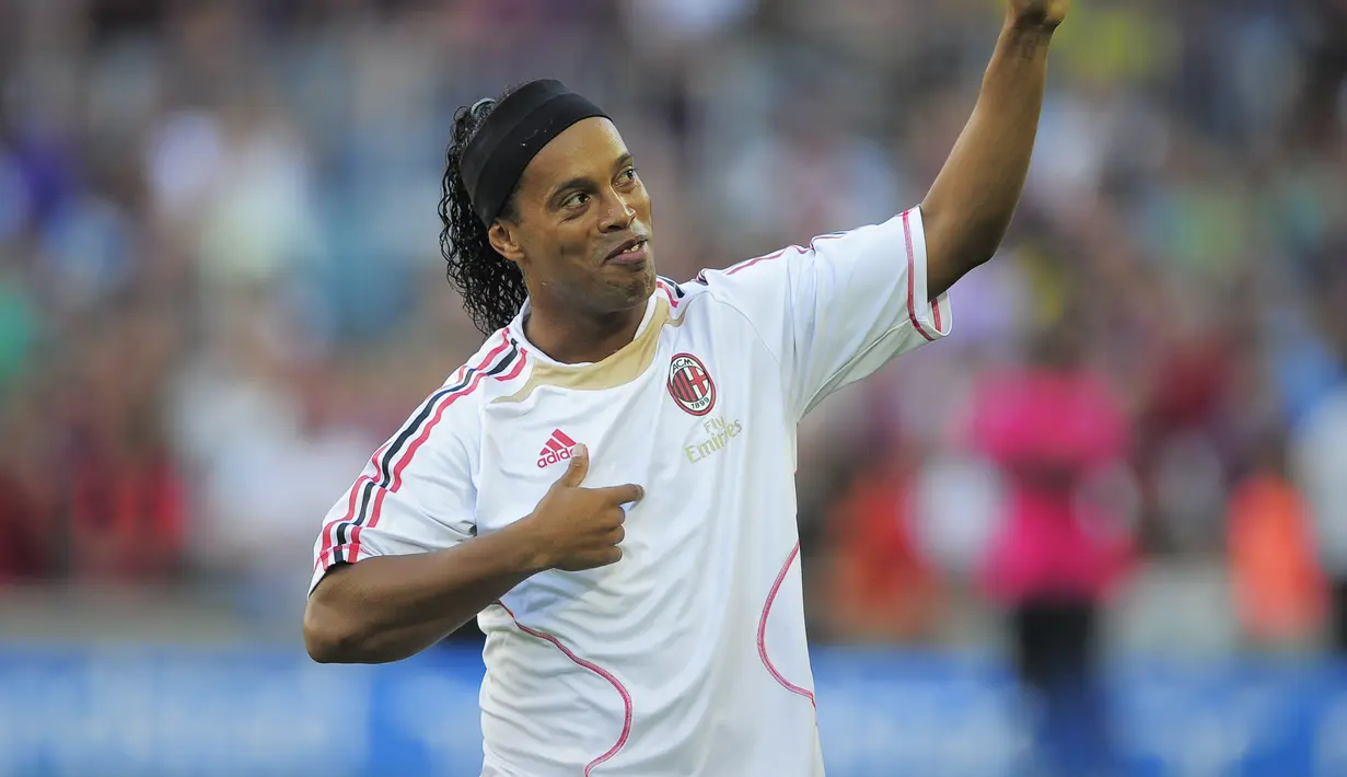 5. Ronaldinho - Kedatangan Guardiola berdampak buruk pada karier Ronaldinho. Hal tersebut membuatnya pindah ke klub besar Italia, AC Milan. (AFP/Josep Lago)
