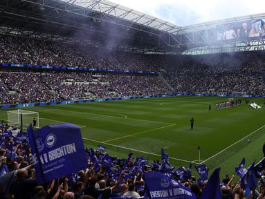 Suporter Everton memadati Stadion Hill Dickinson dalam laga Liga Inggris antara Everton melawan Brighton pada Minggu (24/08/2025) waktu setempat. (AFP/Darren Staples)