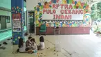 Anak-anak saat bermain di taman salah satu tower Rusunawa Pulo Gebang Indah, Cakung, Jakarta Timur, Minggu (11/12/2022). Dinas Pemberdayaan, Perlindungan Anak dan Pengendalian Penduduk (PPAPP) DKI Jakarta mencanangkan Rusunawa Pulo Gebang Indah, Cakung, Jakarta Timur sebagai Rumah Susun Ramah Anak (RSRA). (merdeka.com/Iqbal S Nugroho)