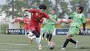 Pemain Vasanta FC, Fitri Alya Rahma, berusaha melewati pemain Gelora Muda pada laga Jakarta Equal Festival 2018 di Sawangan, Depok, Minggu (11/3/2018). Vasanta FC menang 2-0 atas Gelora Muda. (Bola.com/M Iqbal Ichsan)