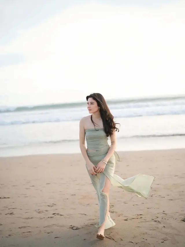 6 Potret Gaya Outfit Liburan Iris Wullur, Kasual Stylish hingga Elegan Minimalis