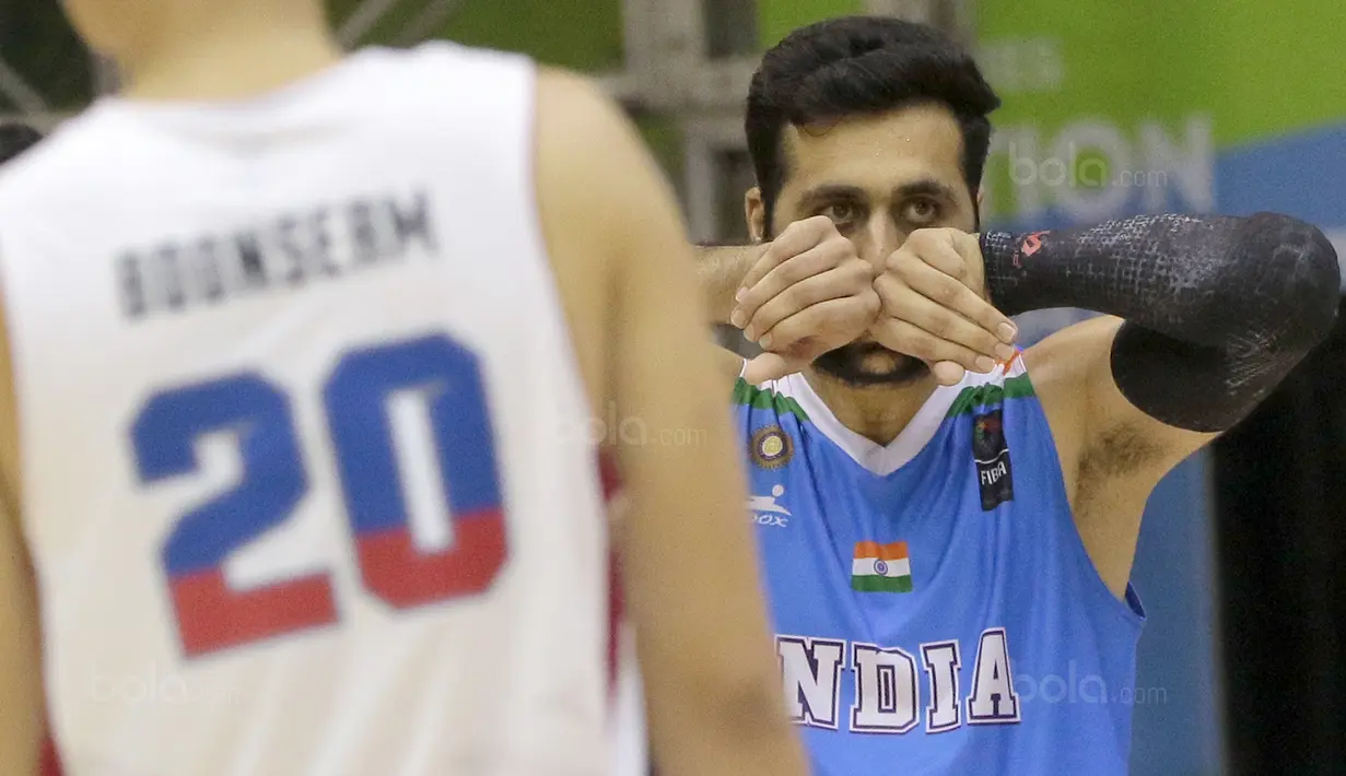 Pemain India, Bhullar Singh menutup wajahnya saat melawan Thailand pada laga test event Basket Asian Games 2018 di Hall A Senayan, Jakarta, Rabu (7/2/2018). Thailand  menang 79-72. (Bola.com/Nicklas Hanoatubun)