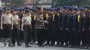 Presiden Jokowi didampingi Kapolri Jenderal Pol Tito Karnavian dan Wakapolri Komisaris Jenderal Syafruddin menyalami satu per satu pimpinan pasukan usai memimpin apel Korps Brimob Polri di Kelapa Dua, Depok, Jumat (11/11). (Liputan6.com/Immanuel Antonius)