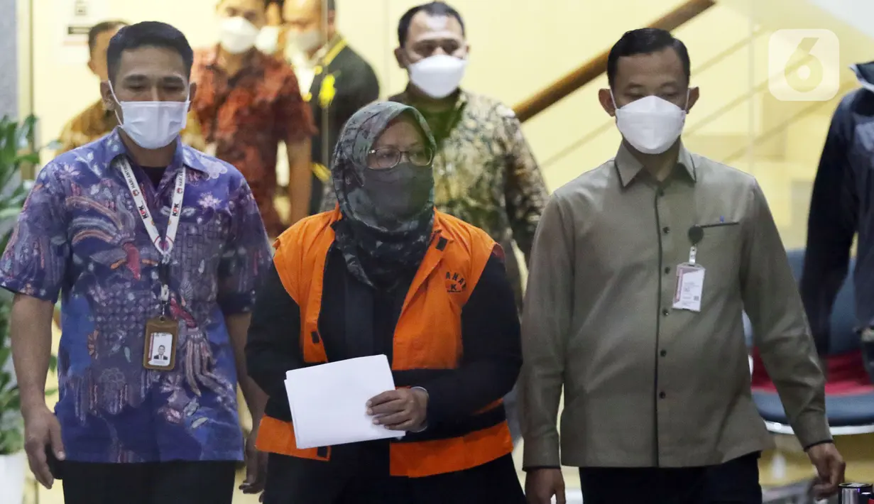 <p>Bupati Bogor 2018-2023, Ade Yasin (tengah) bersiap menjalani rilis penetapan tersangka dan penahanan di Gedung KPK, Jakarta, Kamis (28/4/2022). Ade Yasin ditetapkan sebagai tersangka dugaan suap pengurusan laporan keuangan Pemerintah Kabupaten Bogor tahun 2021. (Liputan6.com/Helmi Fithriansyah)</p>