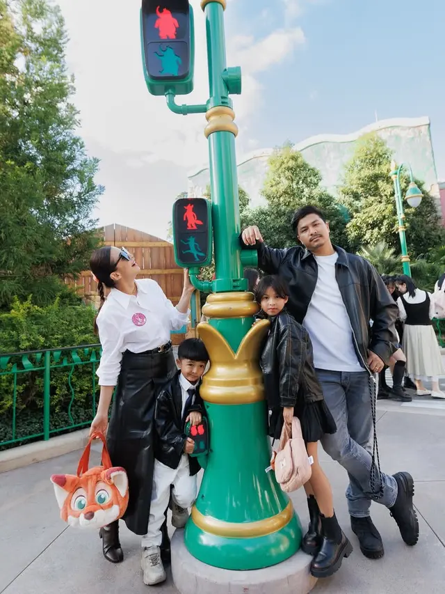 Chelsea Olivia keluarga artis saat liburan ke Disneyland Shanghai, China. [@chelseaoliviaa]