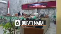 Bupati Iti Octavia Jayabaya emosi terhadap salah satu anggota fraksi yang mengatakan Pemkab Lebak tidak memberikan pengawalan ketat saat ambulans yang membawa jenazah Ketua DPRD Lebak Dindin Nurohmat.