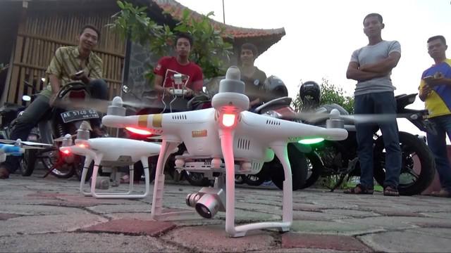 Banyak cara dilakukan menunggu dan mengisi waktu berbuka puasa. Di Madiun, Jawa Timur, sejumlah komunitas pecinta drone adu ketangkasan menerbangkan pesawat tanpa awak