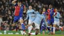 Gelandang Manchester City, Yaya Toure, berusaha menghadang pemain FC Basel, Kevin Bua, pada laga Liga Champions di Stadion Etihad, Rabu (7/3/2018). Manchester City takluk 1-2 dari FC Basel. (AP/Rui Vieira)