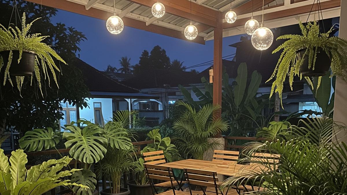 8 Model Teras Belakang Rumah Ala Cafe Tropis dengan Pencahayaan Gantung 2025, Instagramable