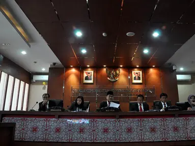 Dewan Kehormatan Penyelenggara Pemilu (DKPP) menggelar sidang putusan terhadap 25 perkara, Jakarta, (17/9/14). (Liputan6.com/Miftahul Hayat)