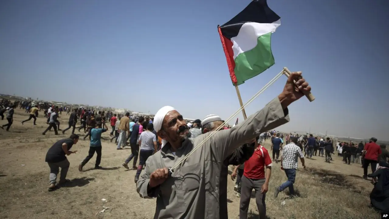 Warga Palestina di Gaza melakukan protes dalam peringatan 71 tahun hari "Nakba" atau malapetaka akibat berdirinya negara Israel di sana, Rabu (15/5/2019). (AP)