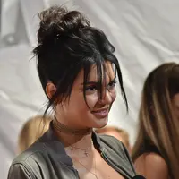 Kendall Jenner, menjadi salah satu orang yang tidak setuju dengan kebiasaan banyak orang saat ini, yaitu asik dengan dunianya sendiri meski sedang di keramaian. Lantaran itu Kendall menghapus akun Instagramnya. (AFP/Bintang.com)