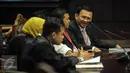 Gubernur DKI Jakarta Basuki T Purnama atau Ahok (kanan) mengikuti lanjutan sidang gugatan UU Pilkada di Mahkamah Konstitusi, Jakarta, Kamis (6/10). Sidang tersebut mendengarkan pendapat dari ahli pemerintah. (Liputan6.com/Faizal Fanani)