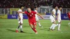 Pemain Timnas Indonesia U-20, Jens Raven, melakukan selebrasi setelah mencetak gol ke gawang Yaman U-20 dalam laga ketiga Grup F Kualifikasi Piala Asia U-20 2025 yang digelar di Stadion Madya, Jakarta, Minggu (29/9/2024). (Bola.com/Abdul Aziz)