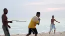 Aksi para pemuda desa saat bermain bola dekat pantai di Desa Matwaer, Kei Kecil, Maluku (25/12/2017). Bermain bola di pasir menjadi daya tarik tersendiri bagi anak-anak. (Bola.com/Nick Hanoatubun)