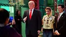 Seorang pengunjung berpose di dekat Patung lilin Presiden AS Donald Trump di Museum Lilin di Mexico City, Selasa (31/1). (AFP PHOTO / Yuri CORTEZ)