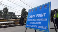 Petugas Kepolisian, TNI, Satpol PP dan BPBD ikut mengawasi pelaksanaan PSBB di wilayah perbatasan Bogor-Tangerang ini. (Foto:Liputan6/Pramita Tristiawati)