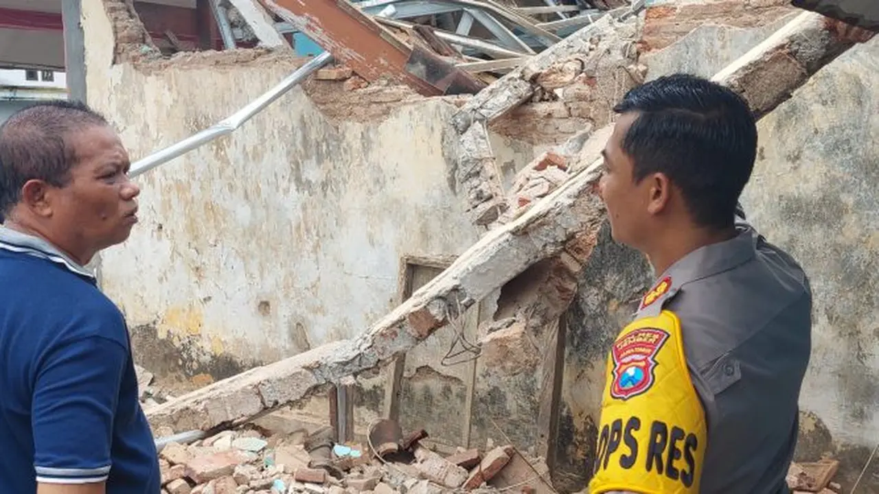 Kapolres Jember AKBP Hery Purnomo tinjau langsung gedung SD yang rusak akibat diguyur hujan lebat (Istimewa)