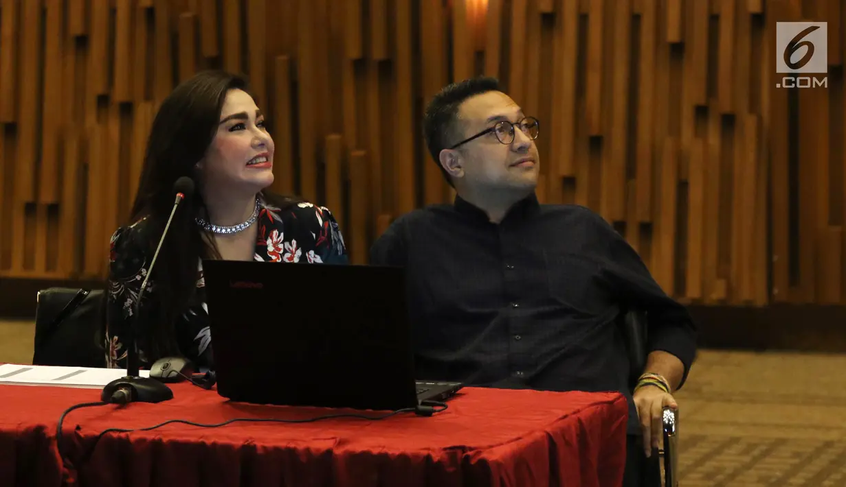 Nia Zulkarnaen dan Ari Sihasale saat memperhatikan paparan dalam penjurian Liputan 6 Awards 2018 di Jakarta, Selasa (8/5). Liputan 6 Awards 2018 menjadi ajang apresiasi bagi orang-orang biasa yang berbuat luar biasa. (Liputan6.com/Arya Manggala)