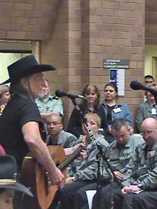 Willie  Nelson. (via diply.com)