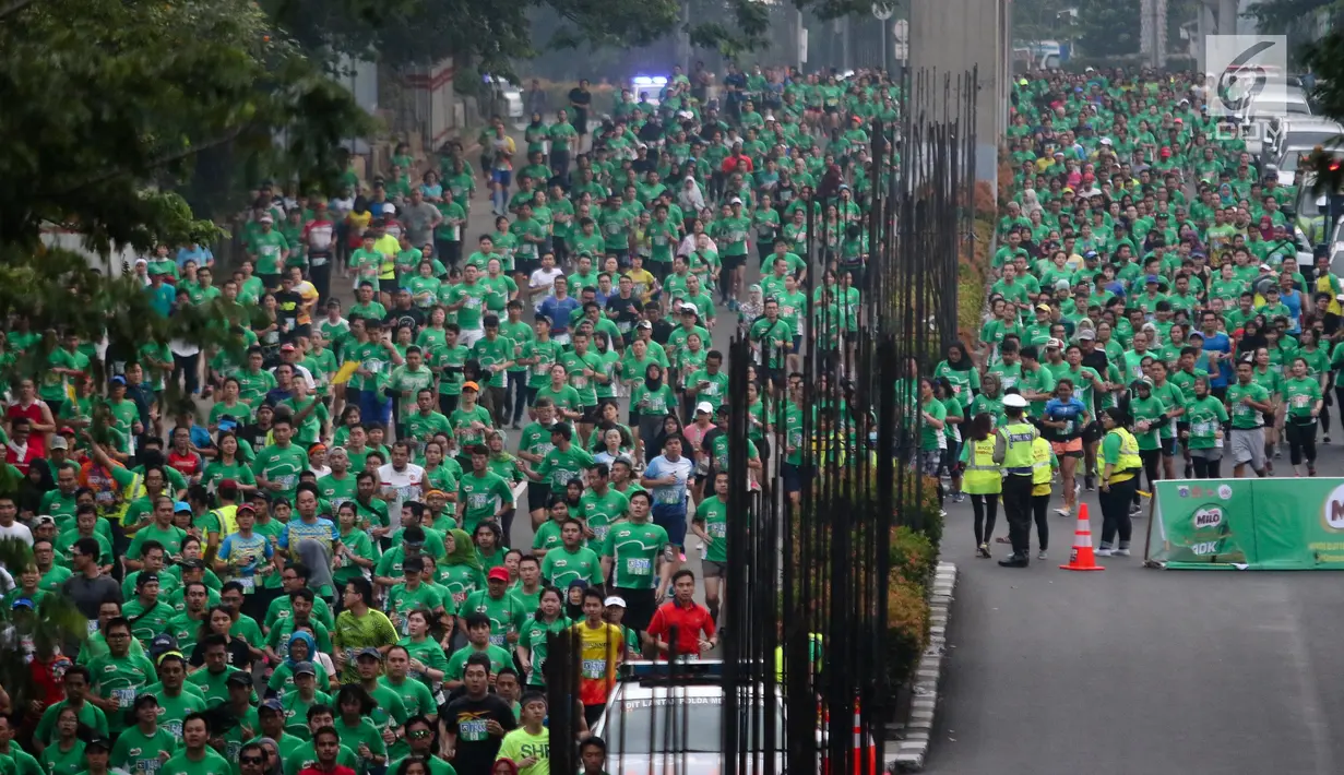 Sejumlah peserta mengikuti Lomba lari MILO Jakarta International 10K 2017 di Jakarta, Minggu (23/7). MILO Jakarta International 10K 2017 melombakan tiga kategori yakni 10K, 5K dan Family Run 1,7K. (Liputan6.com/Faizal Fanani)