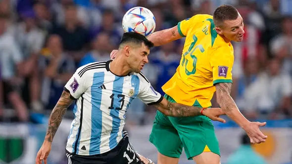 Pemain Argentina Cristian Romero (kiri) berebut bola dengan pemain Australia Mitchell Duke pada pertandingan sepak bola babak 16 besar Piala Dunia 2022 di Stadion Ahmad Bin Ali, Doha, Qatar, 3 Desember 2022. Argentina berhasil melaju ke babak perempat final Piala Dunia 2022 usai menyingkirkan Australia dengan skor 2-1. (AP Photo/Thanassis Stavrakis)