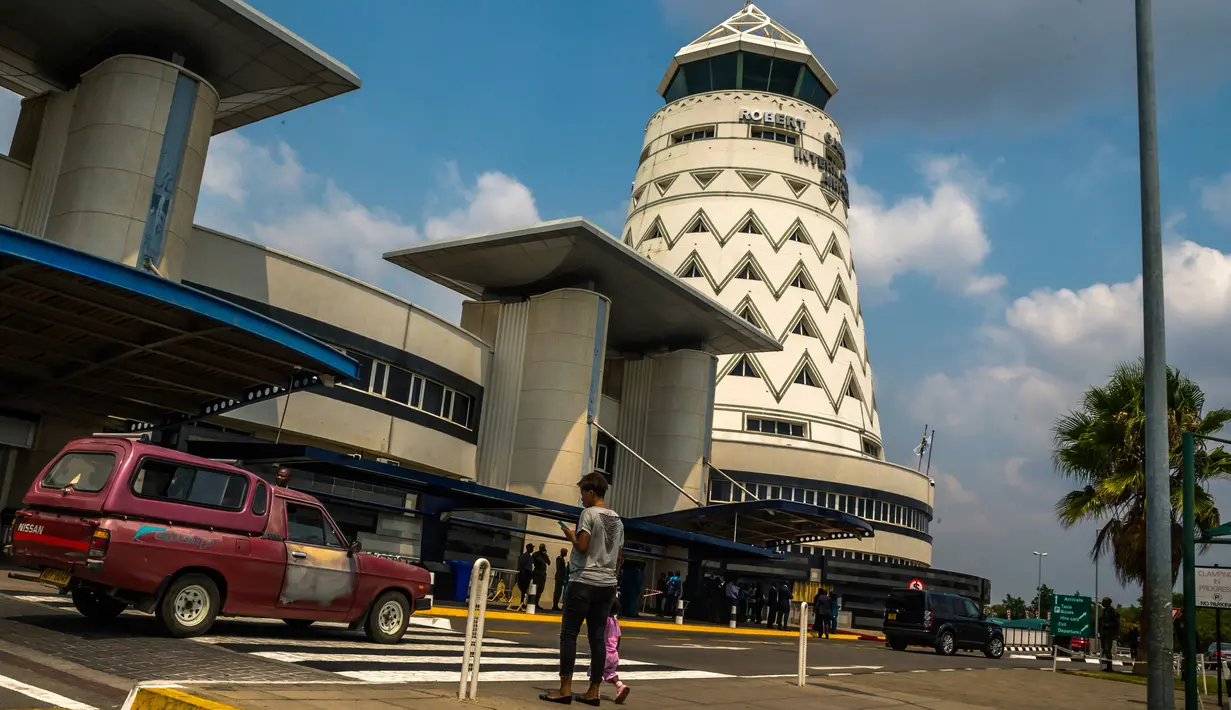 Orang-orang berjalan di terminal utama Bandara Robert Mugabe yang baru berganti nama, di Harare, Kamis (9/11). Nama Bandara Harare yang sudah beroperasi sejak 1957 itu diganti dengan nama dari Presiden Zimbabwe, Robert Mugabe. (Jekesai NJIKIZANA/AFP)