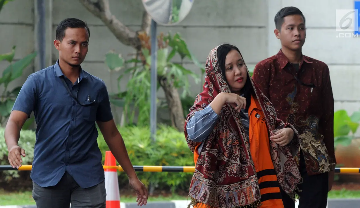 Kepala Bidang Tata Ruang Dinas PUPR Bekasi Neneng Rahmi tiba di Gedung KPK, Jakarta, Selasa(11/12). Neneng menggunakan kain penutup kepala jelang menjalani pemeriksaan penyidik KPK. (Merdeka.com/Dwi Narwoko)