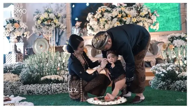 10 Potret Momo Geisha Gelar Tedak Siten untuk Anak Kedua, Mewah Banget