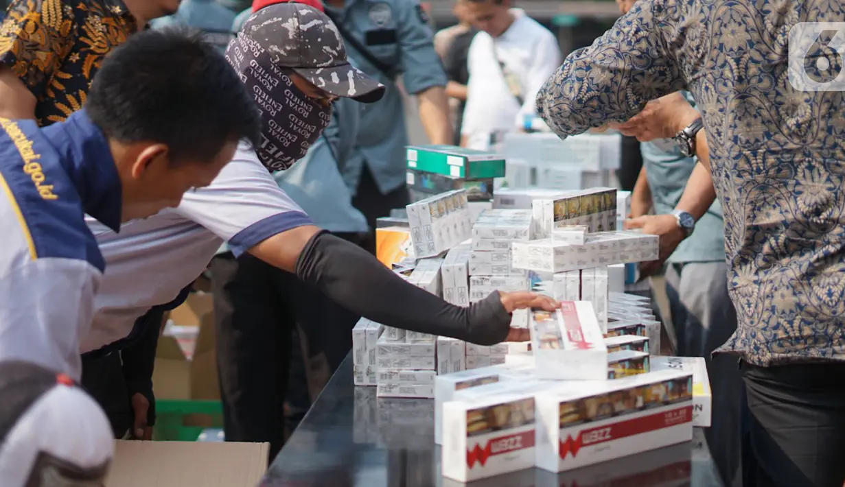 Barang bukti hasil penindakan barang kena cukai di Kantor Pusat Bea Cukai, Jakarta, Jumat (25/10/2019). Petugas mengamankan 8.074.940 batang rokok, 135.270 batang rokok elektrik, 21.650 gram tembakau iris, 2.700 batang cerutu, hingga 228 botol miras tanpa pita cukai. (Liputan6.com/Immanuel Antonius)