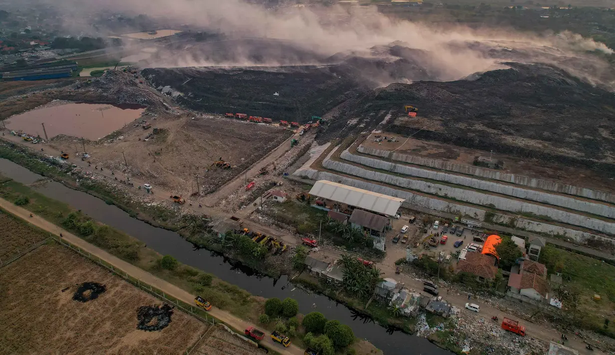 Asap membumbung tinggi dari tumpukan sampah yang terbakar di Tempat Pembuangan Akhir (TPA) Jatiwaringin, Kabupaten Tangerang, Banten, Selasa (07/07/2026). (KLY/ Arie Basuki)