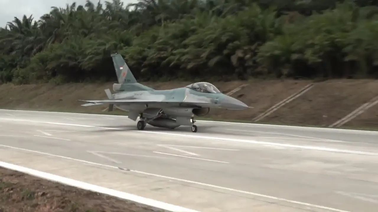 pesawat F-16 mendarat di jalan tol Lampung